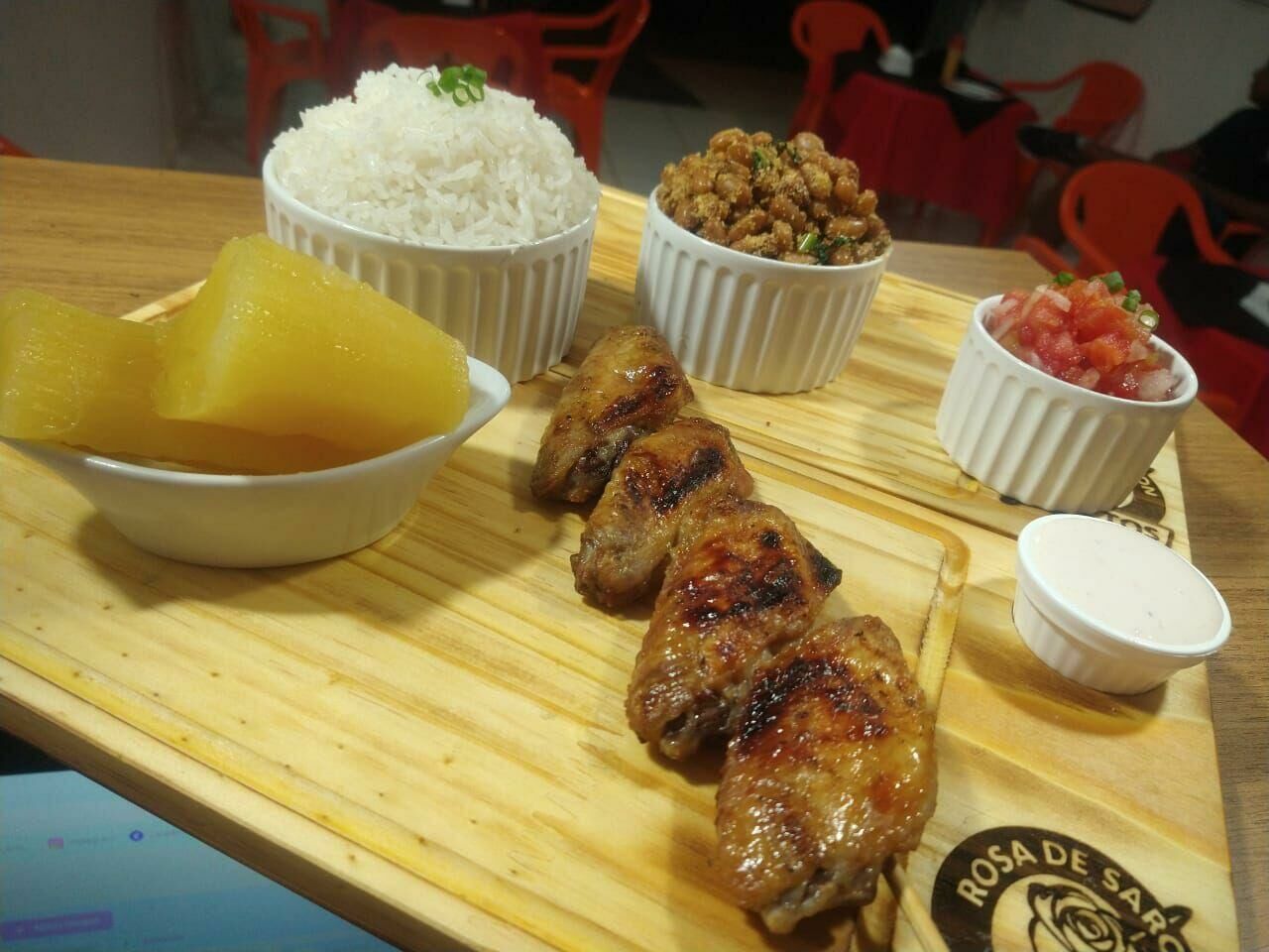 Imagem de compartilhamento para o artigo Em novo endereço, Rosa de Saron Espetos reabre com espetos com cortes premium, como picanha e filé mignon nesta quinta da MS Todo dia